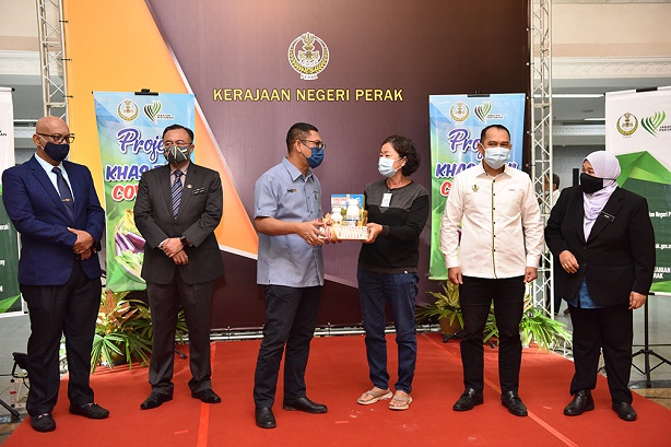 Perak Launches Covid-19 Special Farming Project To Help 318 Farmers: 19 November 2020