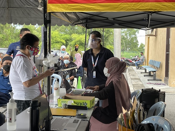 Warga Kerian Bekerjasama Dalam Proses Vaksinasi. : 18 Jun 2021