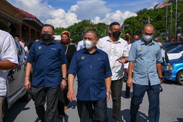YAB Menteri Besar Zahirkan Semangat Kepada Petugas Di Pkpd Taman Samudera, Seri Manjung. : 10 September 2021