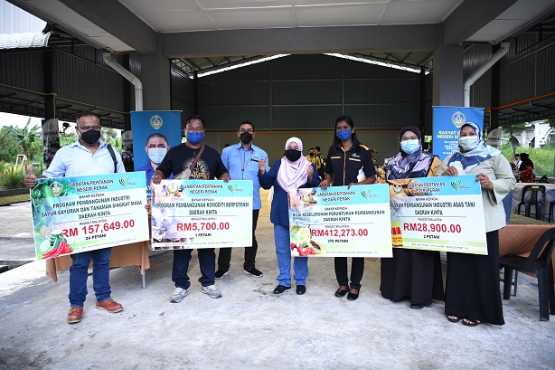 370 Petani Daerah Kinta Terima Bantuan Perkasa Pertanian Negeri. : 17 Januari 2022