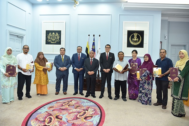 Perak State Government Presents Incentives To Pensioners: 3 April 2024